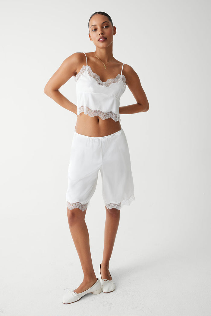 Snuggle satin capri short white