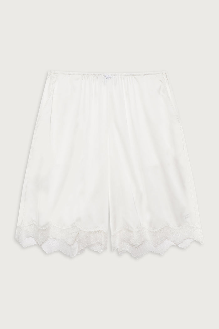 Snuggle satin capri short white